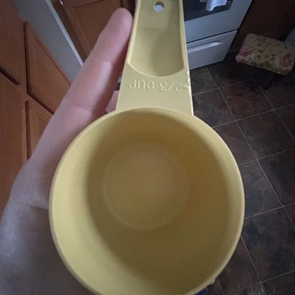 Vintage tupperware made in the USA yellow measuring cups - Picture 7 of 8
